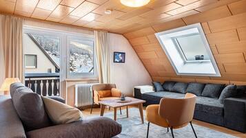 Tv, eldstad och ett bordtennisbord