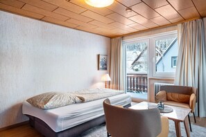 Desk, iron/ironing board, WiFi, bed sheets - Apartment 'Haus Doktor Saeltzer for up to 13 Guests' with Mountain View, Garden & Wi-Fi (Lenzkirch)