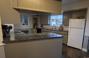 Køleskab, mikrobølgeovn, ovn, kogeplade