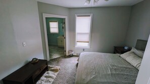 Escritorio y ropa de cama 