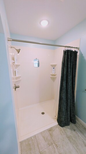 Douche, sèche-cheveux, serviettes fournies, savon