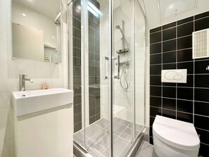 Shower, hair dryer, towels - Parisian Home | 1 room | Montorgueil (Paris)