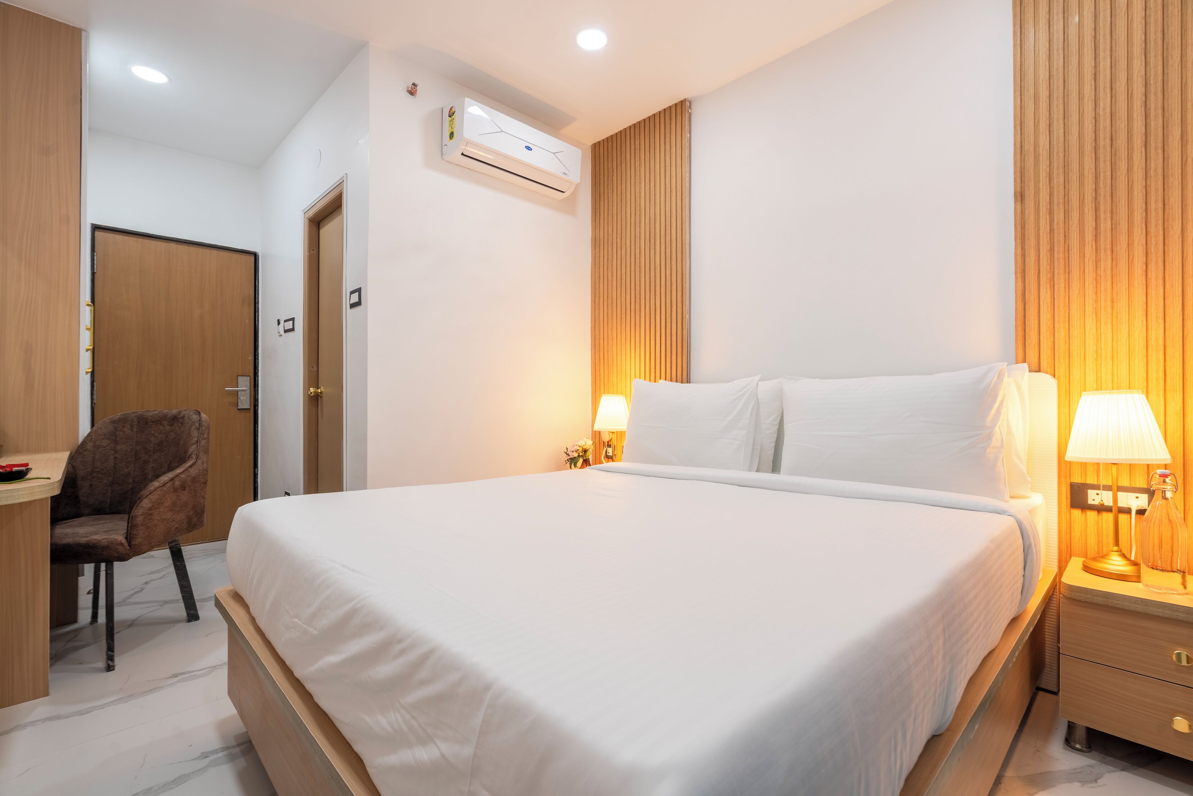 Habitación doble estándar | Camas con efecto memoria y espacio para trabajar con laptop 