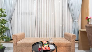 Chambre Triple Premium | Matelas mémoire de forme, espace de travail pour ordinateur portable