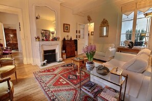 TV - Parisian Home | 2 bedrooms | Champ de Mars (Paris)