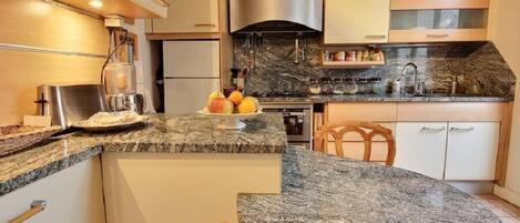 Microwave, oven, dishwasher, coffee/tea maker