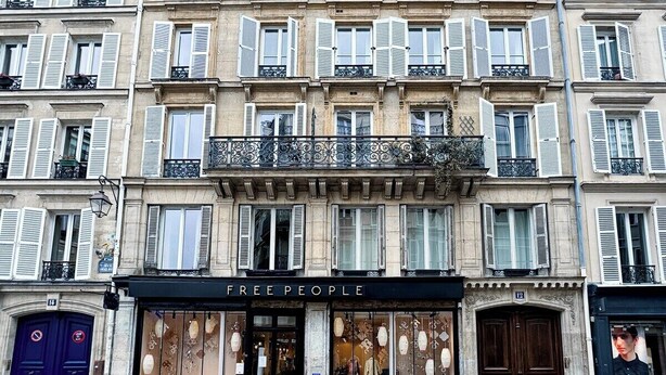 A multi-story building with a storefront labeled "FREE PEOPLE". - Parisian Home | 2 chambres | Marais - Bastille (Paris)