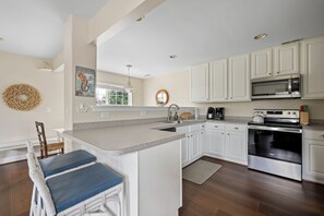 Fridge, microwave, oven, stovetop - SUPER SPACIOUS TOWNHOUSE IN POOL CMMTY- 3101 The Palms, Rehoboth (Rehoboth Beach)