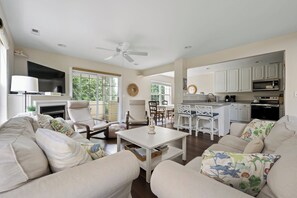 Smart TV, fireplace, DVD player, books - SUPER SPACIOUS TOWNHOUSE IN POOL CMMTY- 3101 The Palms, Rehoboth (Rehoboth Beach)