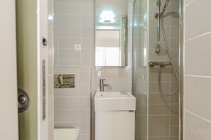 Shower, hair dryer, towels - Parisian Home | Studio | Montorgueil (Paris)