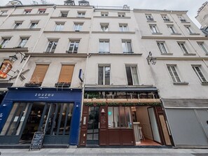 A building with a coffee shop named "Zouzou" on the ground floor. - A Home in Paris | Studio | Montorgueil (Paris)