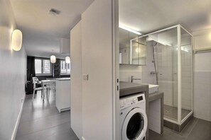 Shower, hair dryer, towels - Parisian Home | 2 chambres | Sentier - Bonne Nouvelle (Paris)