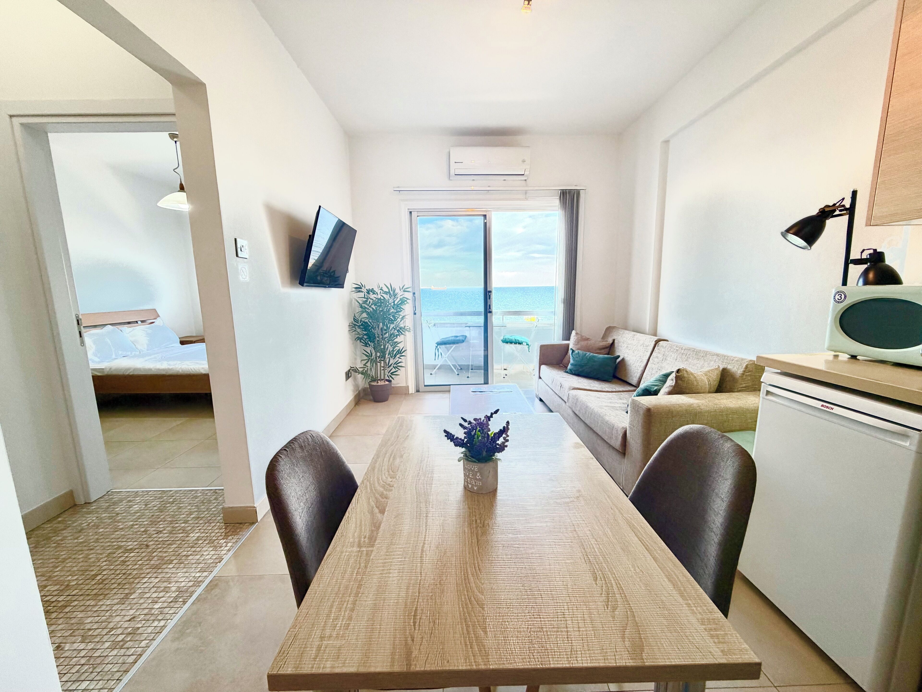 Lejlighed - 1 soveværelse - balkon - havudsigt | Opholdsområde | 40-tommers smart-tv med satellitkanaler