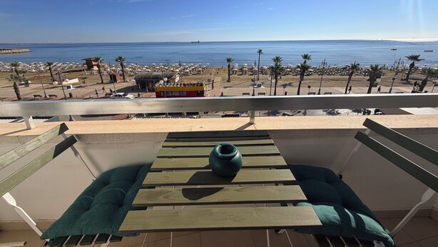 Un balcón con vista a la playa y al océano.