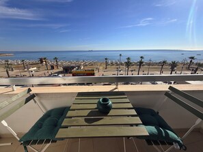 A balcony with a view of the beach and ocean. - Golden Nest by the Sea (Larnaca)