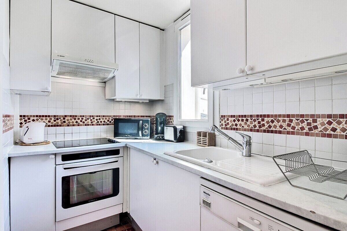 Microwave, oven, dishwasher, coffee/tea maker