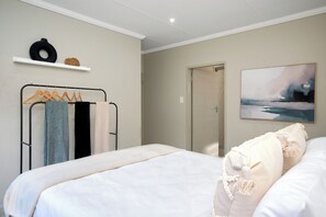 Een strijkplank/strijkijzer, wifi, beddengoed