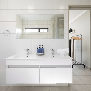 Een haardroger, handdoeken, zeep, toiletpapier