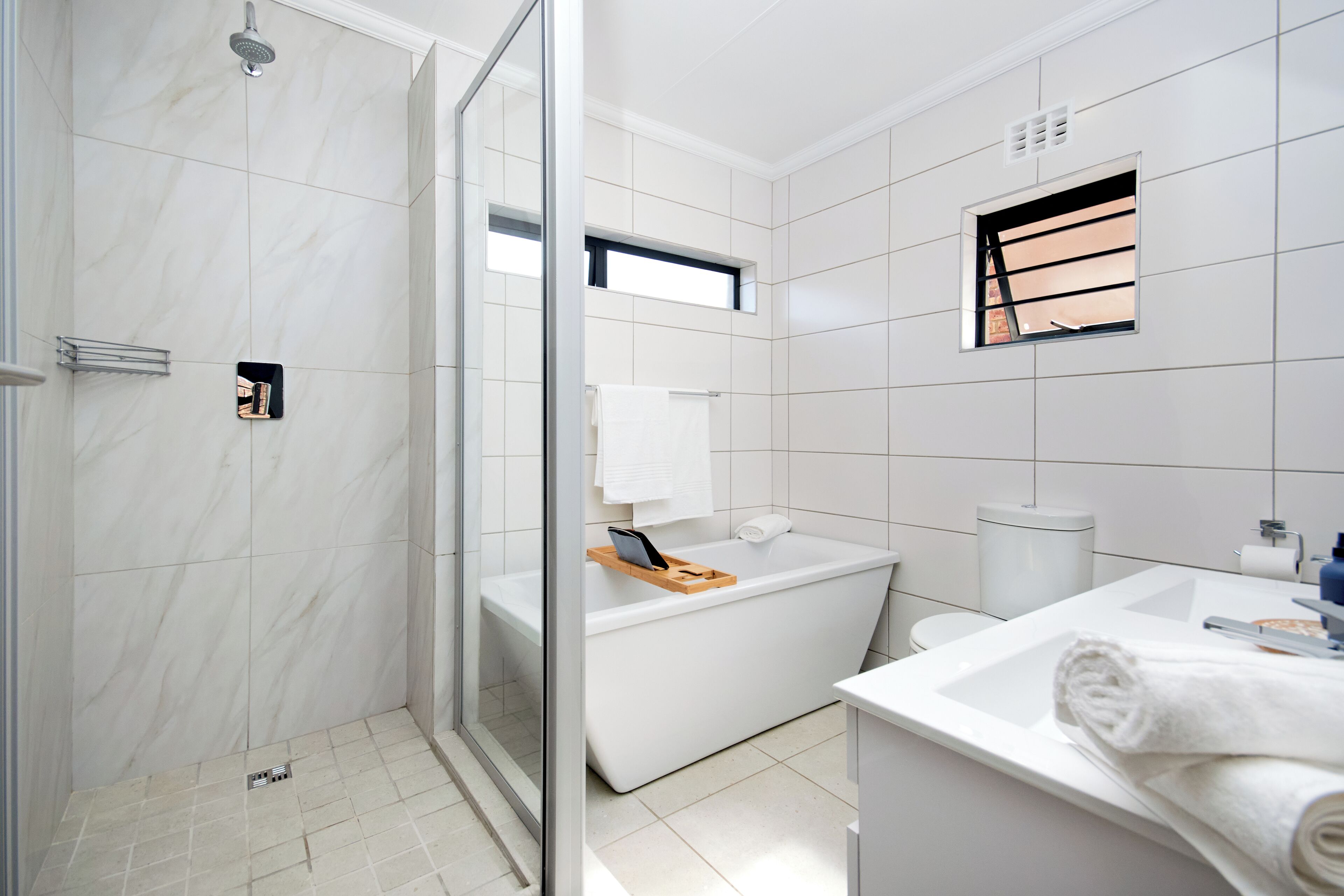 Sèche-cheveux, serviettes fournies, savon, papier toilette