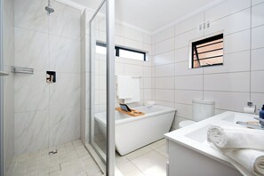 Hårtørrer, håndklæder, Sæbe, Toiletpapir