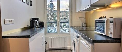 Micro-ondes, four, batterie de cuisine, vaisselle et ustensiles