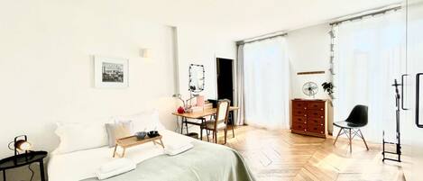 Tabla de planchar con plancha, wifi y ropa de cama