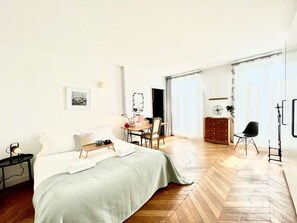 Tabla de planchar con plancha, wifi y ropa de cama 