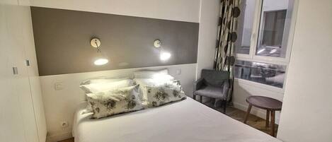 Tabla de planchar con plancha, wifi y ropa de cama