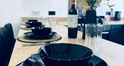 Crewe - House - Sleeps 8 - Private Hot Tub