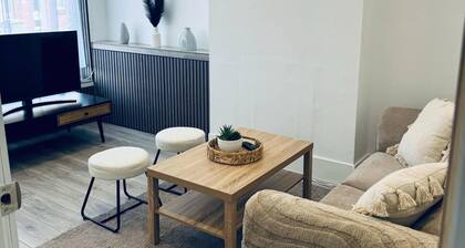 Crewe - House - Sleeps 8 - Private Hot Tub