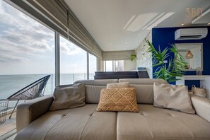 TV - Mediterranean Luxury Stay with Sea Views & Jacuzzi (Xgħajra)