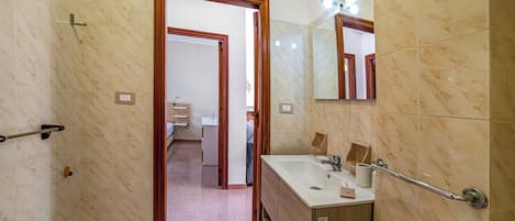Departamento estándar, varias habitaciones (La Casa Del Lido 1) | Baño | Regadera, bidet, toallas, jabón