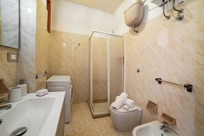 Apartamento standard, vários quartos (La Casa Del Lido 1) | Banheiro | Chuveiro, bidê, toalhas de banho, sabonete