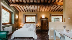 Una camera da letto con un letto, comodini, una scrivania e una sedia.