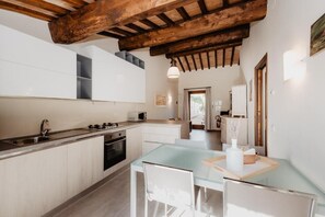Fridge, microwave, oven, stovetop - Three-room flat 4/5 beds Nr 2 (Radicondoli)