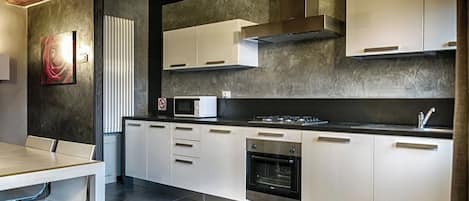 Refrigerador, microondas, horno, placa de cocina