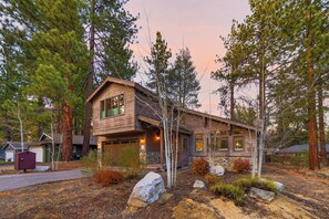 Exterior - Chalet Near The Tahoe Keys: BBQ, Fireplace (South Lake Tahoe)