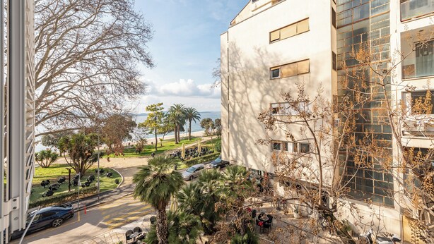 A modern building with a view of a park and beach. - Apartment Oasis with Sea View (Zadar)