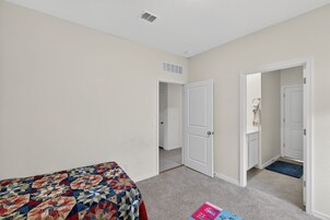 3 habitaciones y espacio para trabajar con laptop