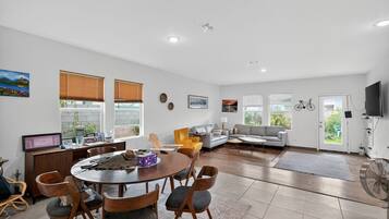 House, 3 Bedrooms | Ruang tamu | TV Pintar