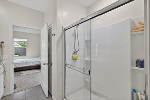 Casa, 3 habitaciones | Baño | Toallas y shampoo 