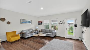 House, 3 Bedrooms | Ruang tamu | TV Pintar