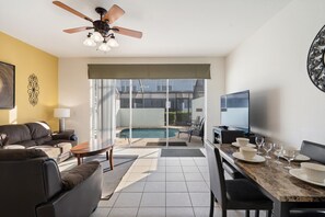 Stadtwohnung, 3 Schlafzimmer | Wohnbereich | Smart-TV