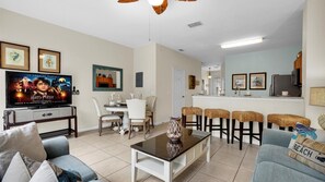Casa de ciudad, 3 habitaciones | Área de sala de estar | Smart TV 