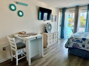 Tabla de planchar con plancha, wifi y ropa de cama