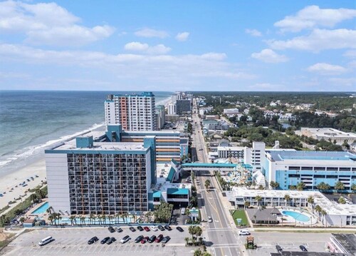 Myrtle Beach Escape 1-bedroom Beachside apartment with Pool, Lazy River, AC