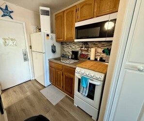 Microondas, horno, placa de cocina, servilletas de papel