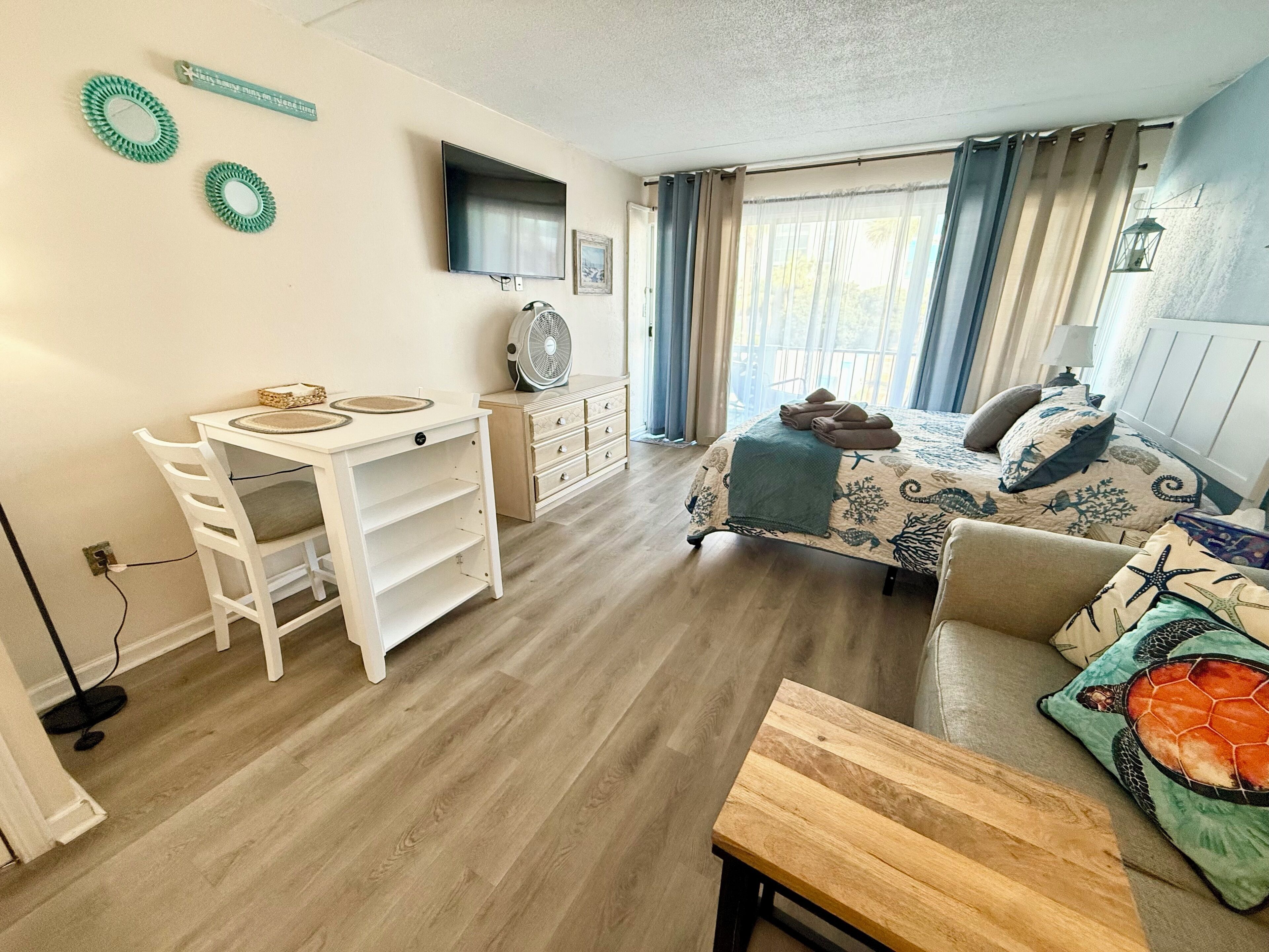 Een strijkplank/strijkijzer, wifi, beddengoed