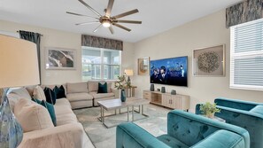 Casa, varias habitaciones | Zona de estar | Una Smart TV