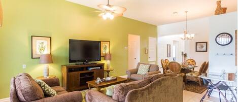 House, 5 Bedrooms | Living area